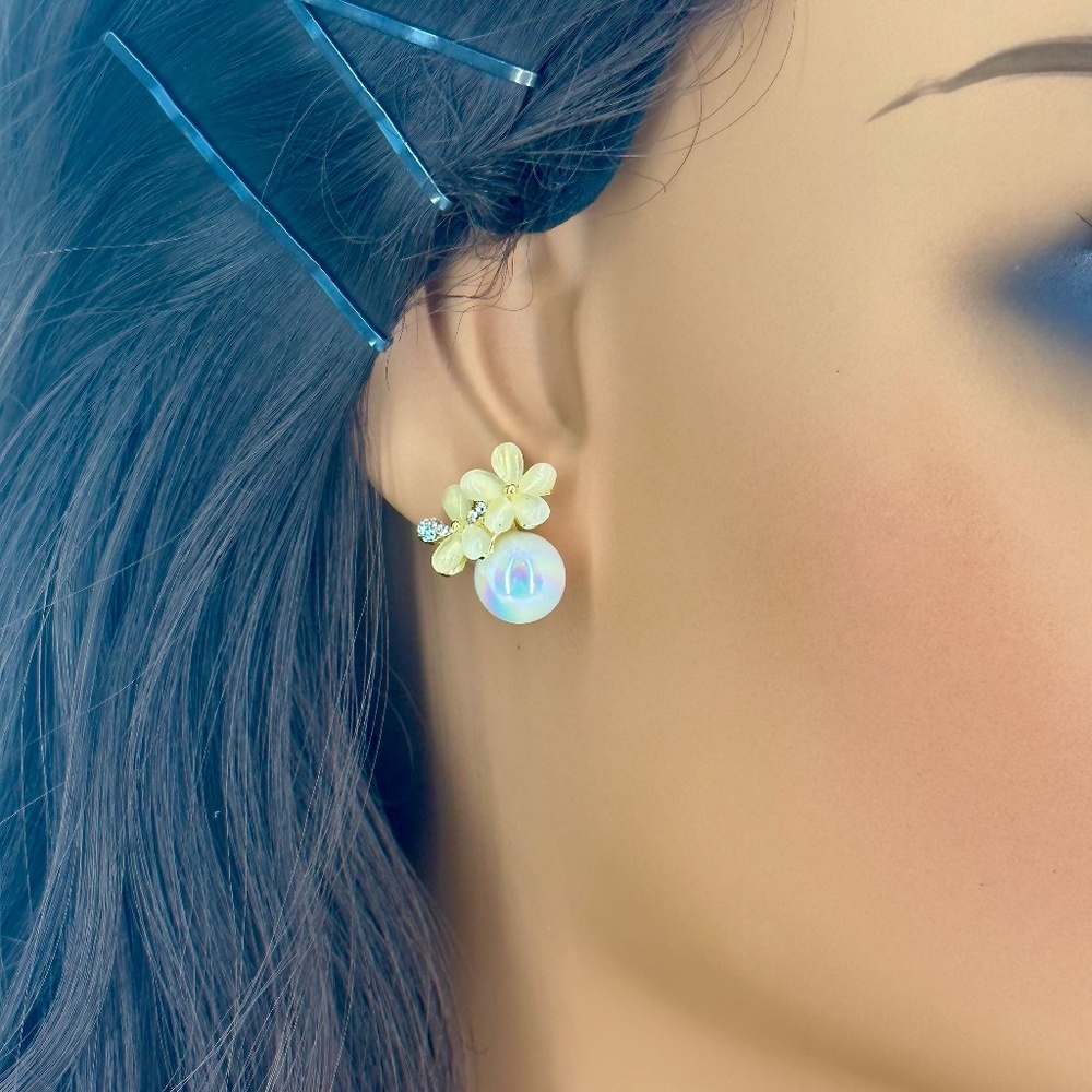 Trendy Flower Design Stud Earrings